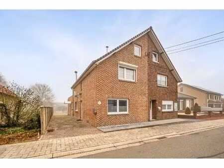 halfvrijstaande gezinswoning op een perceel van 4a67ca op een rustige locatie te dilsen-st