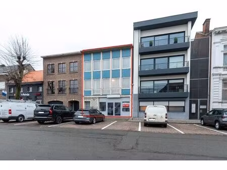 opbrengsteigendom met handelsgelijkvloers en verhuurd duplexappartement te niel.