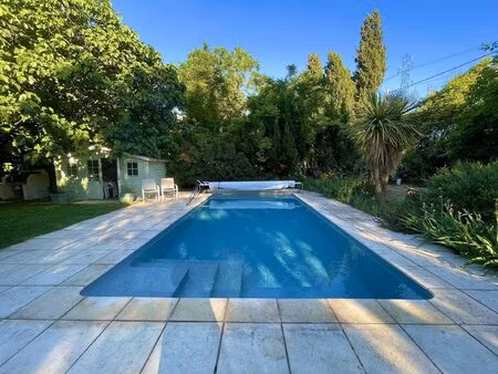 maison traditionnelle familiale avec beau jardin arbore et pisci