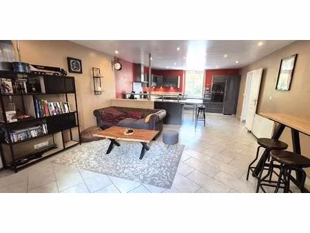 belle maison de caractère de 122 m² rénovée avec goût avec son garage  atelier  cave voûté