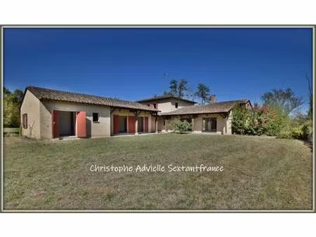 bergerac  villa d'architecte 280 m2 habitables   double garage  grande piscine sur 4.4 ha.
