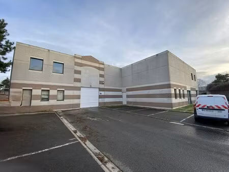 location local professionnel 365m²