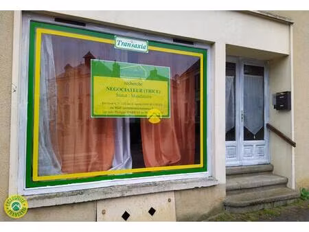 dans bourg avec commerces