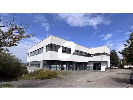 a louer  plateau de bureaux au 1er etage avec vue degagee