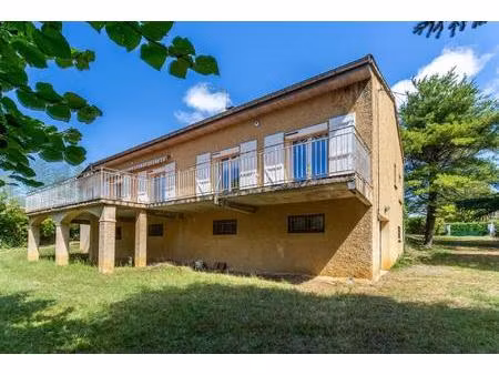 maison de village avec jardin et piscine.