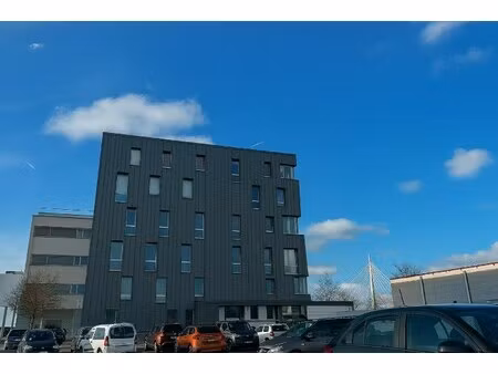 location local professionnel 703m²