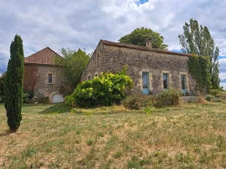 en campagne  sur les hauteurs bel ensemble en pierre sur un beau terrain