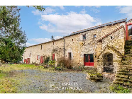 bâtisse singulière aux résonances spirituelles au coeur d'un hameau angevin