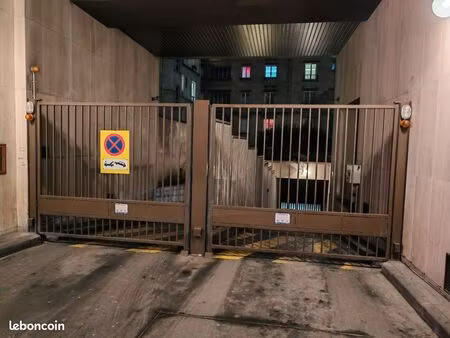 place de parking au 4eme sous sol avec entrée et sortie avec bip et ascenseur