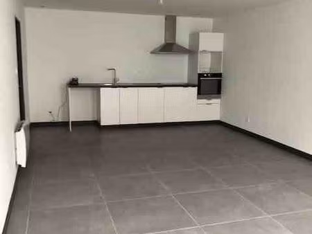 rexpoede : appt f2 situé au rdc  79m² refait à neuf