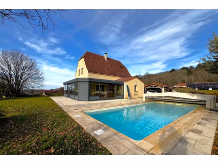 maison d'architecte avec sa piscine  vue sur domme et sur la