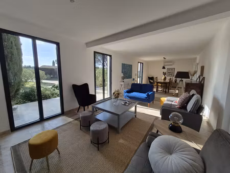 eyragues (13630) - maison position dominante avec beau terrain et piscine