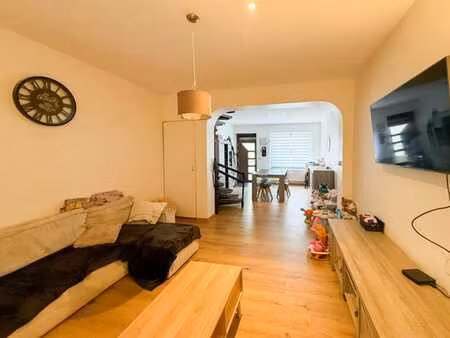 très agréable maison habitable directement à châtelet !