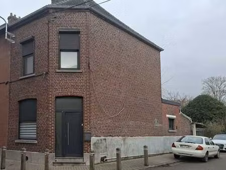 jolie maison 3 façades avec garage et jardin