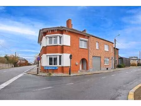 ? maison 3 façades en béton – fraîchement rénovée