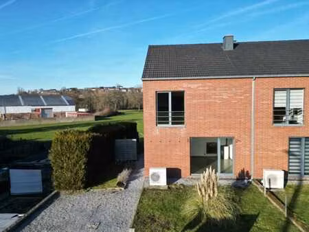 entre champs et jardins – maison 3 façades en demi-niveaux.