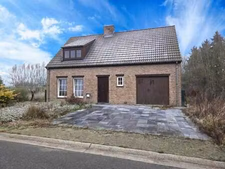 villa avec jardin et garage.