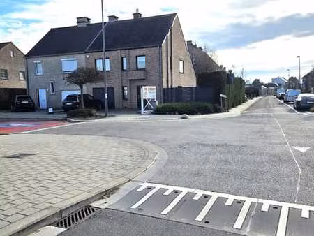 spacieuse et prête à emménager maison trois façades à vilvo