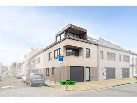 maison bel-étage moderne avec terrasse et garage  située au…