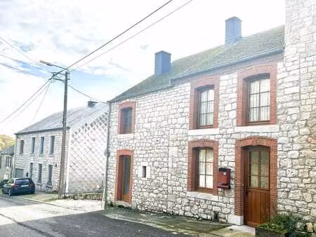 maison en pierre  terrain 3 40 ares. electricité ok. peb d.