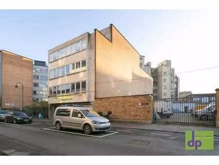 immeuble 1.750 m² commerce + entrepôt + bureaux + 9 parkings