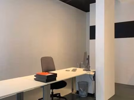 louise / flagey - bureau rénové de 49 m²