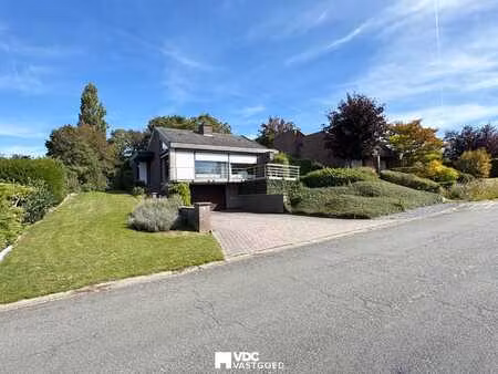 ruime open bebouwing met prachtige tuin en veel potentieel