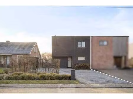 halfopen nieuwbouwwoning met 28are weiland