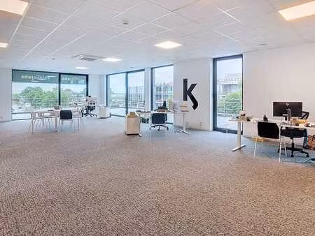 bureau récemment construit d'environ 254 m² avec terrasse en