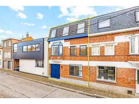 gezellige rijwoning met uitzonderlijke grote tuin in hartje