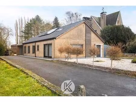 ruime woning met uitzicht op omliggend landschap