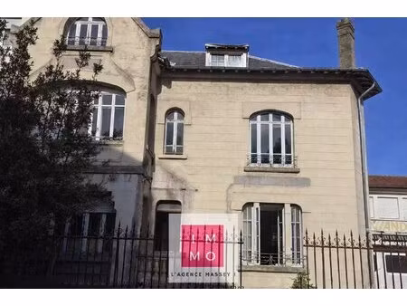 immeuble de caractere - volumes genereux et fort portentiel a tarbes !