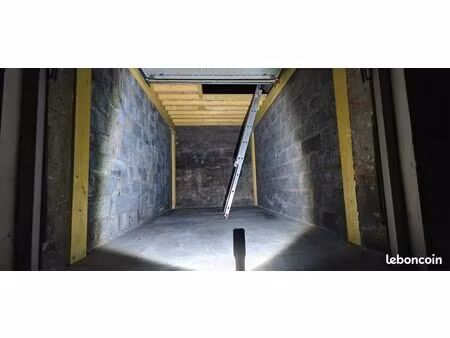 box de stationnement / stockage à grange blanche