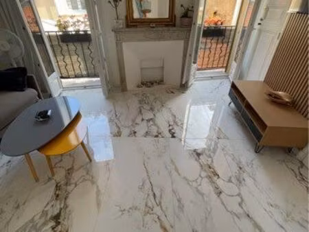 dernier étage-2 pièces-3 balcons- rue meynadier