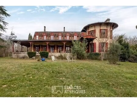 demeure de caractère au cachet architectural unique