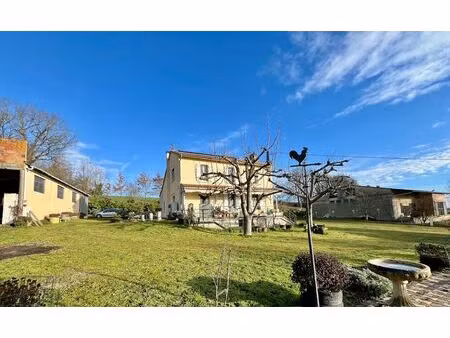 en campagne sans voisin à proximité  propriété restaurée avec terrain clos et grandes dépe