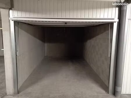 garage / box ferme largeur 2 79m 14m2 en sous-sol sécurisé vieille chapelle bd des amis