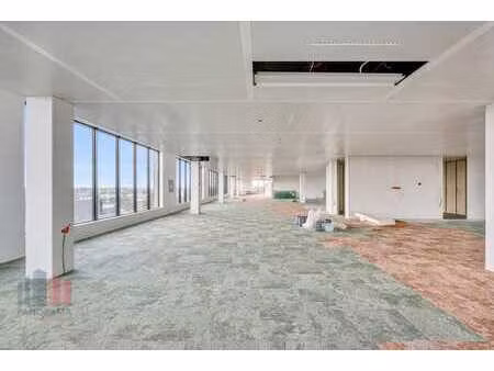 3 528 m² de bureaux haut de gamme nouvellement construits...