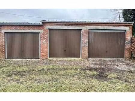 lot de 3 garages rénovés avec terrain – 195 m²