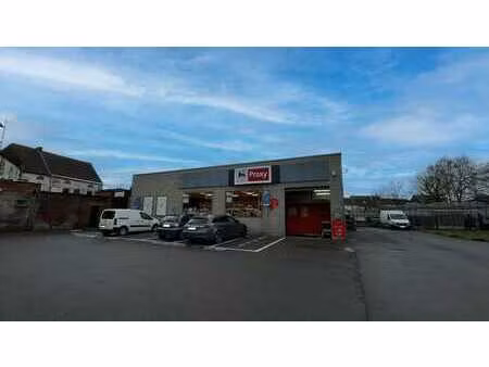 vaste surface commerciale avec vitrine  réserve  bureau et p