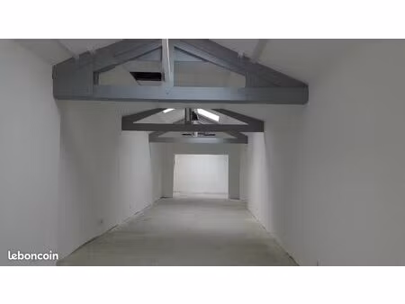 local 205 m² climatisé et bien éclairé  refait à neuf