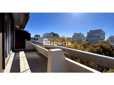 la grande-motte - t2 en dernier étage avec spacieuse terrasse et parking !