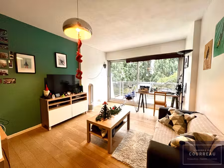 f2 de standing sans vis-à-vis avec stationnement