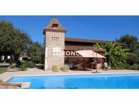 maison en pierre avec gîte dans un très beau parc arboré avec piscine