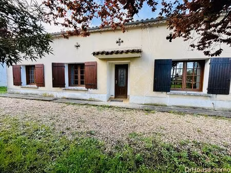 ancien corps de ferme au coeur d'un village.