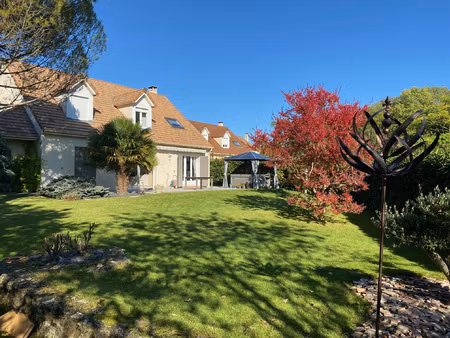 a deux pas de melun  maison élégante et raffinée.....