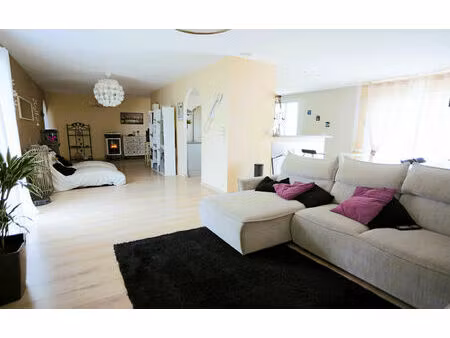 coup de coeur à vinzelles : une oasis familiale de 202 m² en plain-pied