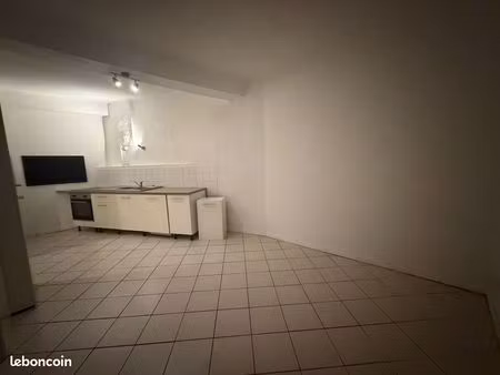 t2 44 m2 + place de parking – craponne centre – a louer