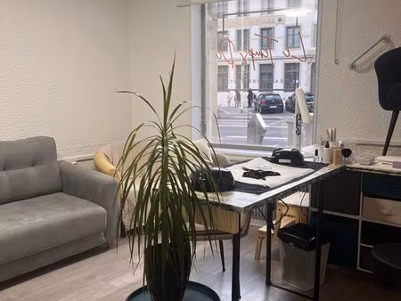 cabinet de consultation / bureau 15m2 dans un institut de beauté et salle d’attente