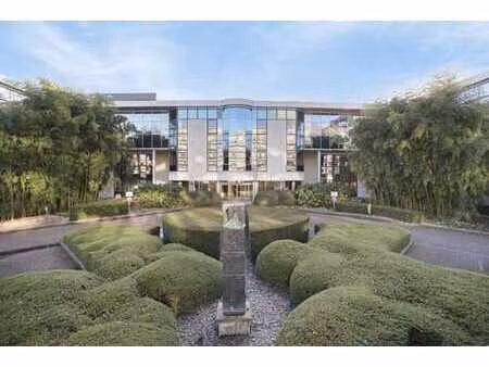 bureau moderne situé dans un emplacement stratégique à wilri